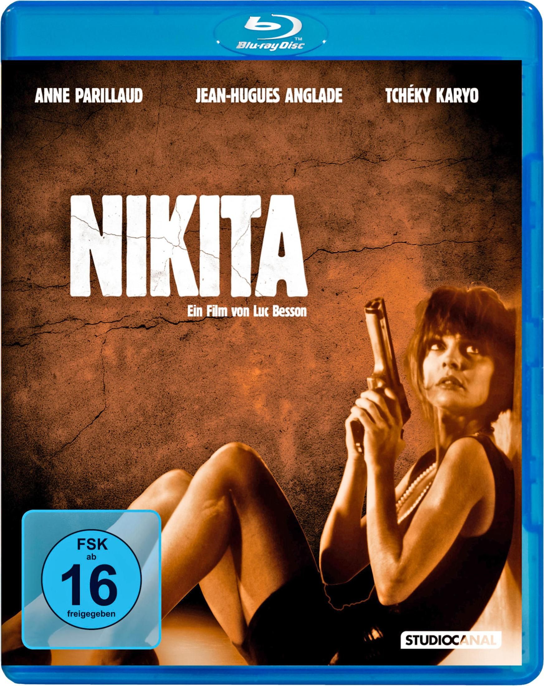 Femme tenant un pistolet, affiche du film "Nikita" avec Anne Parillaud.