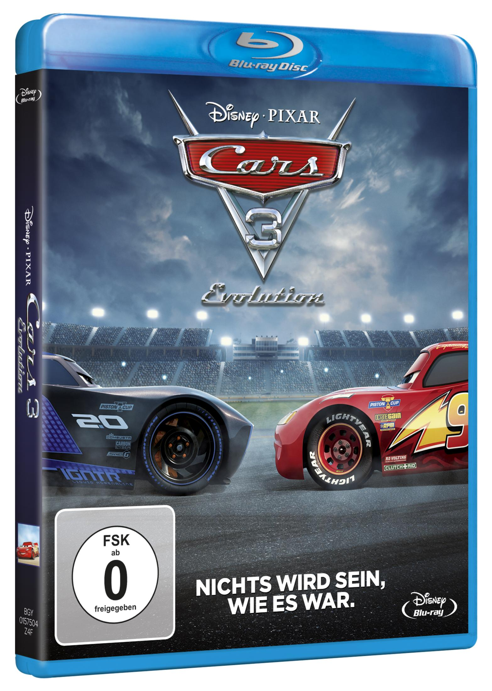 Cars 3 Blu-ray Cover mit zwei Rennwagen, die sich auf einer Strecke vor einem bewölkten Himmel gegenüberstehen.