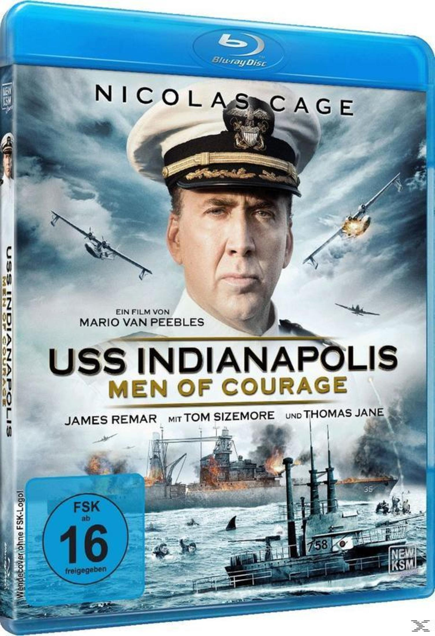 Nicolas Cage en capitaine devant des navires de guerre et des sous-marins.