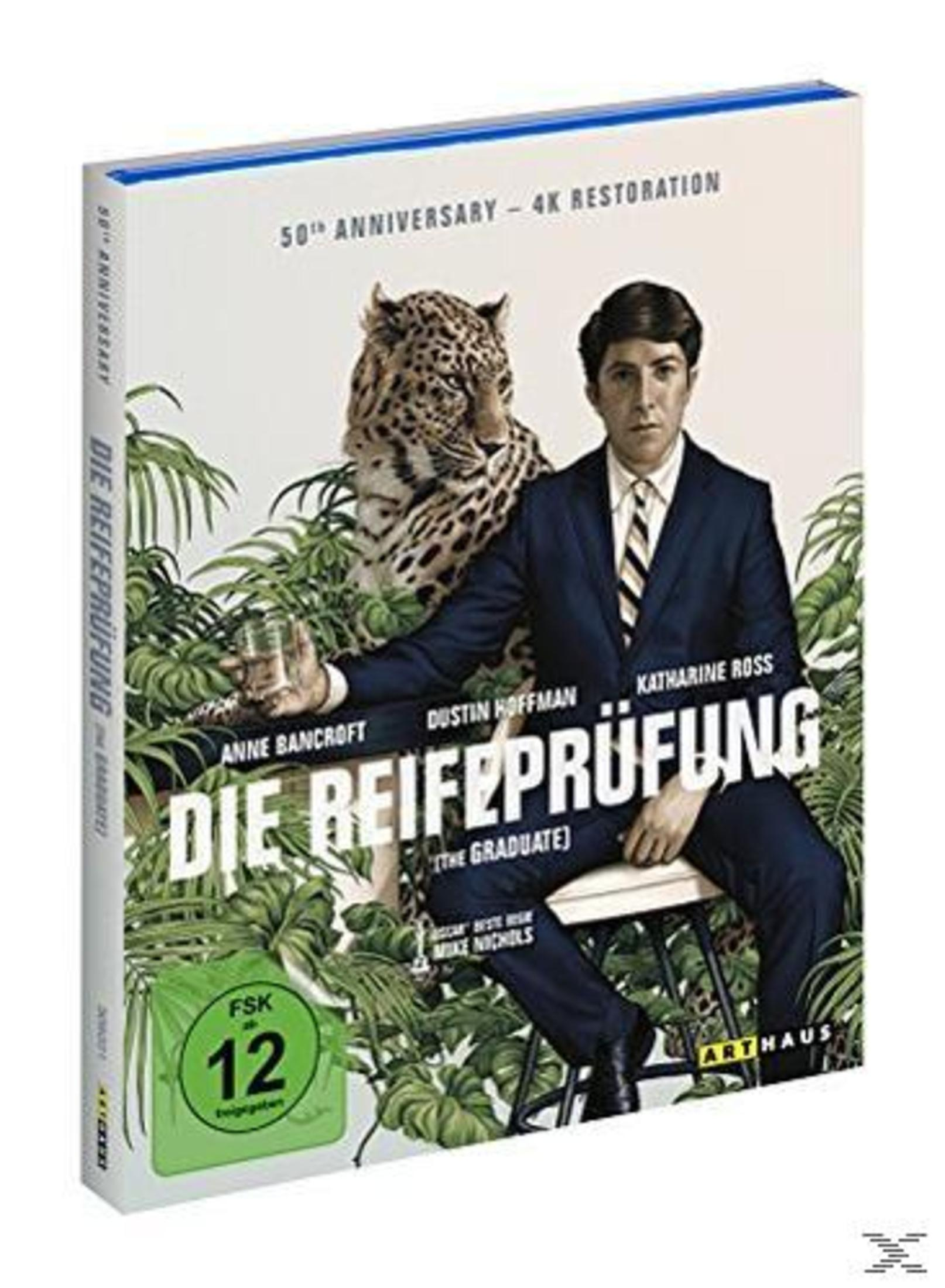 Un homme en costume assis à côté d'un léopard. DVD "Le Lauréat".