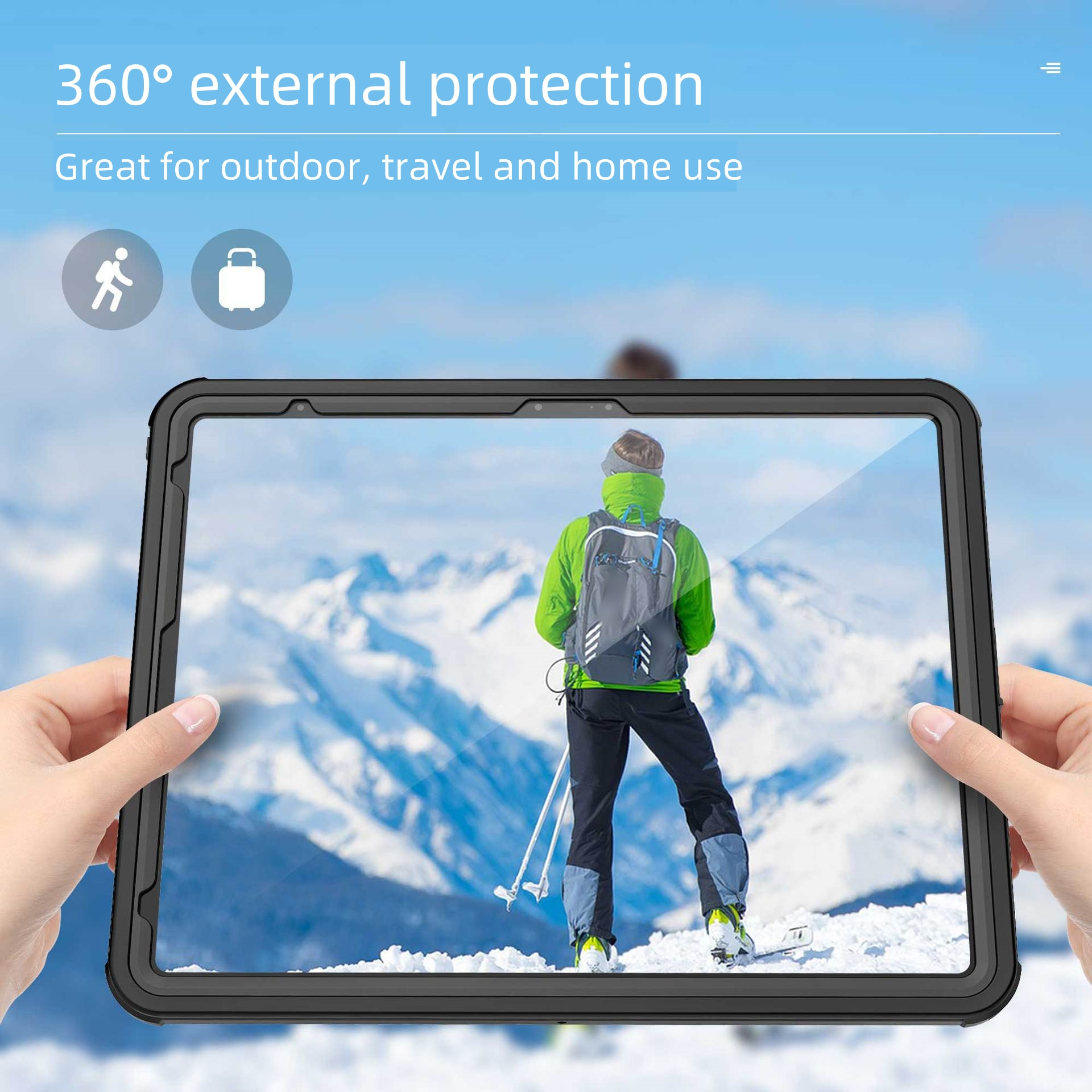 Tabletbildschirm, der eine schneebedeckte Berglandschaft zeigt, gehalten von zwei Händen vor blauem Himmel.