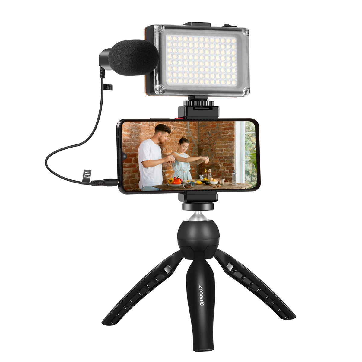 Smartphone, das zwei Personen beim Kochen aufnimmt. Mikrofon, Licht und Telefon auf einem Stativ. Weißer Hintergrund.