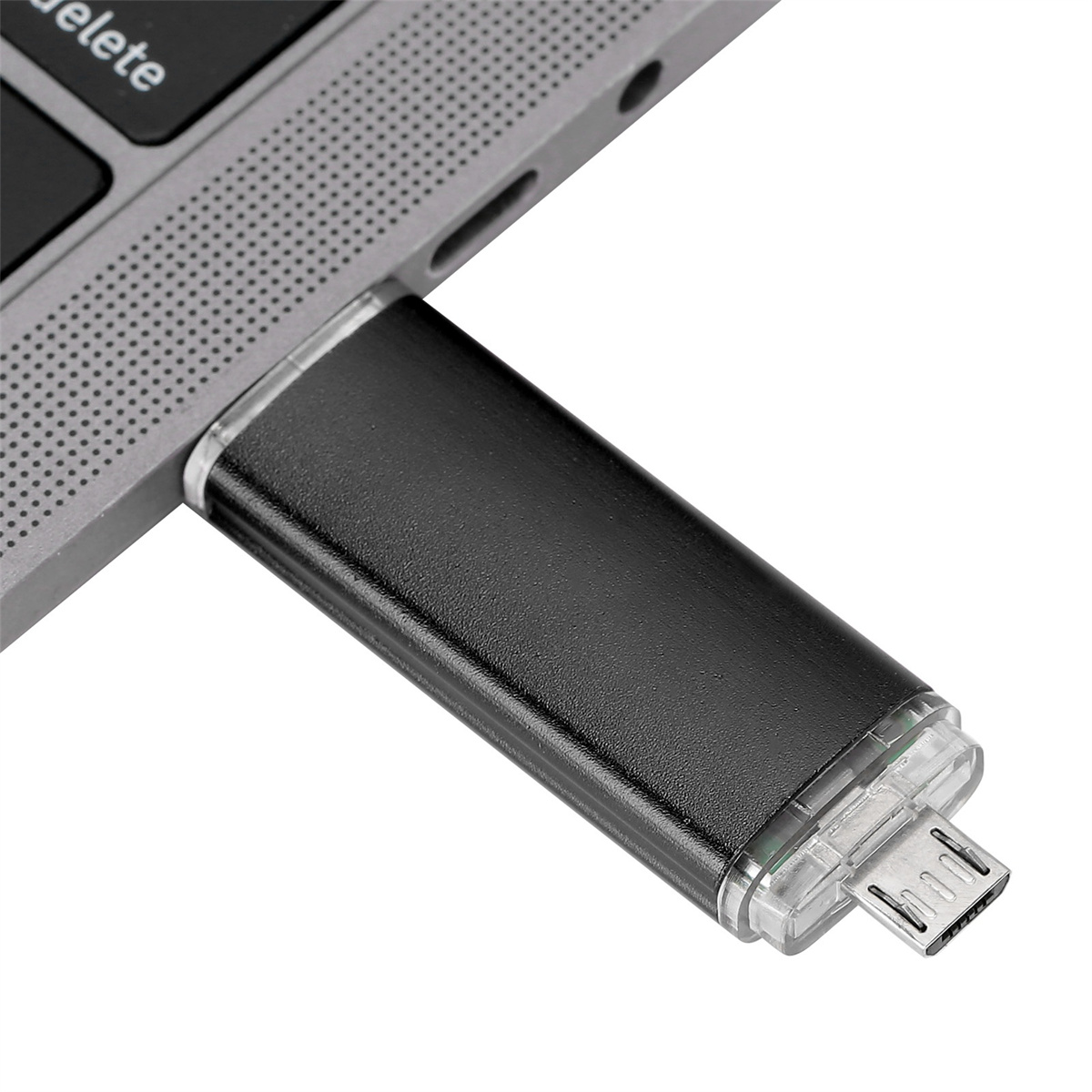 USB-Stick in einen Laptop gesteckt, mit Micro-USB-Anschluss sichtbar.