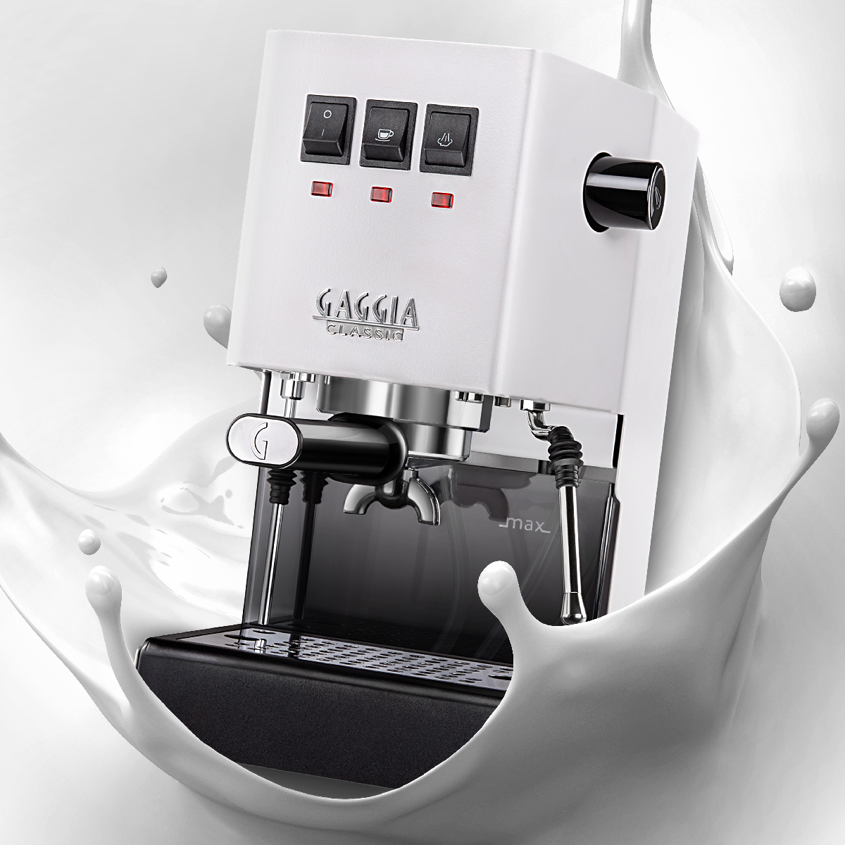 Witte Gaggia espressomachine met zwarte details, omringd door een melkspetter.