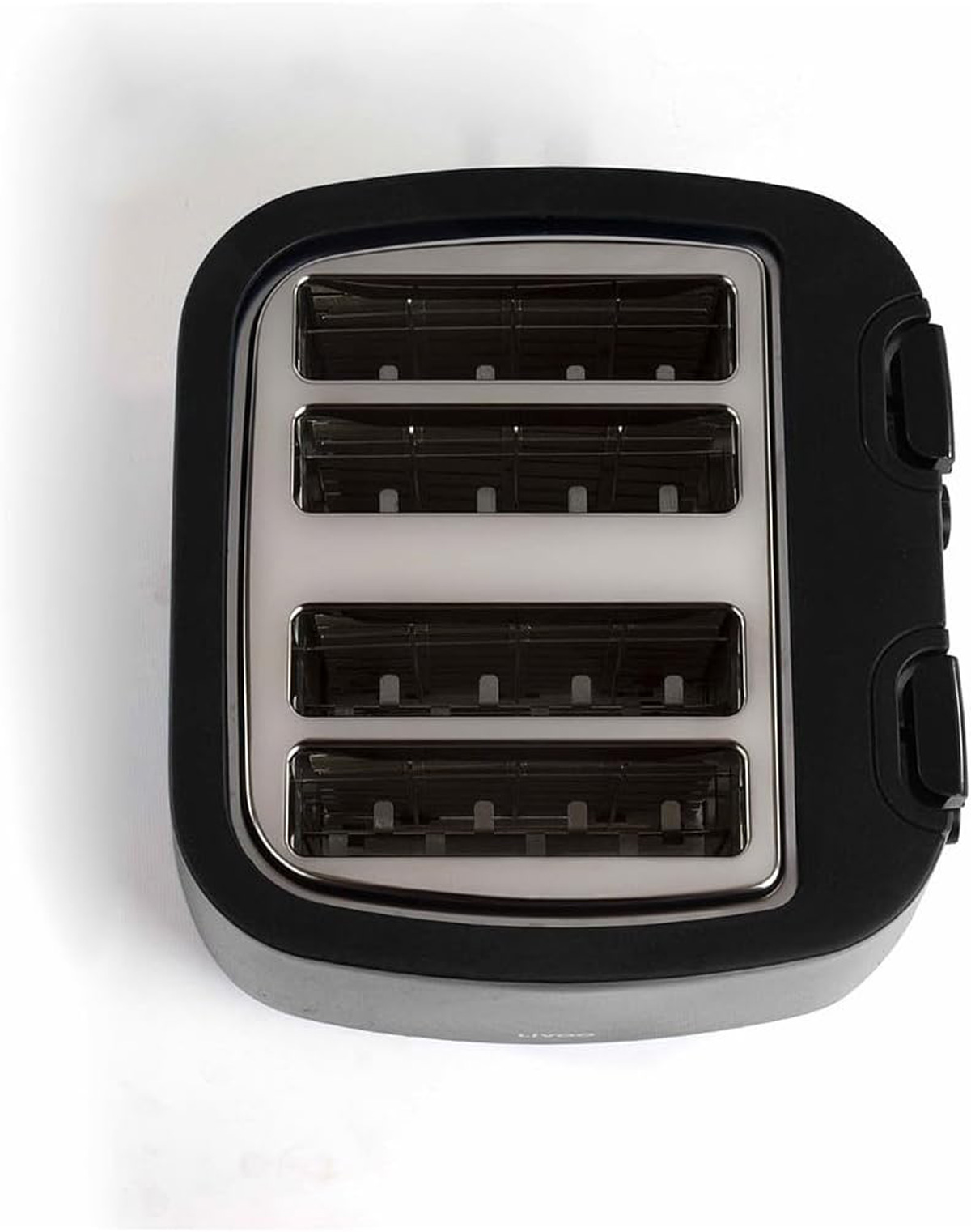 Draufsicht auf einen schwarzen Toaster mit vier Schlitzen. Glänzendes Metallinnere. Schwarzer Rahmen.