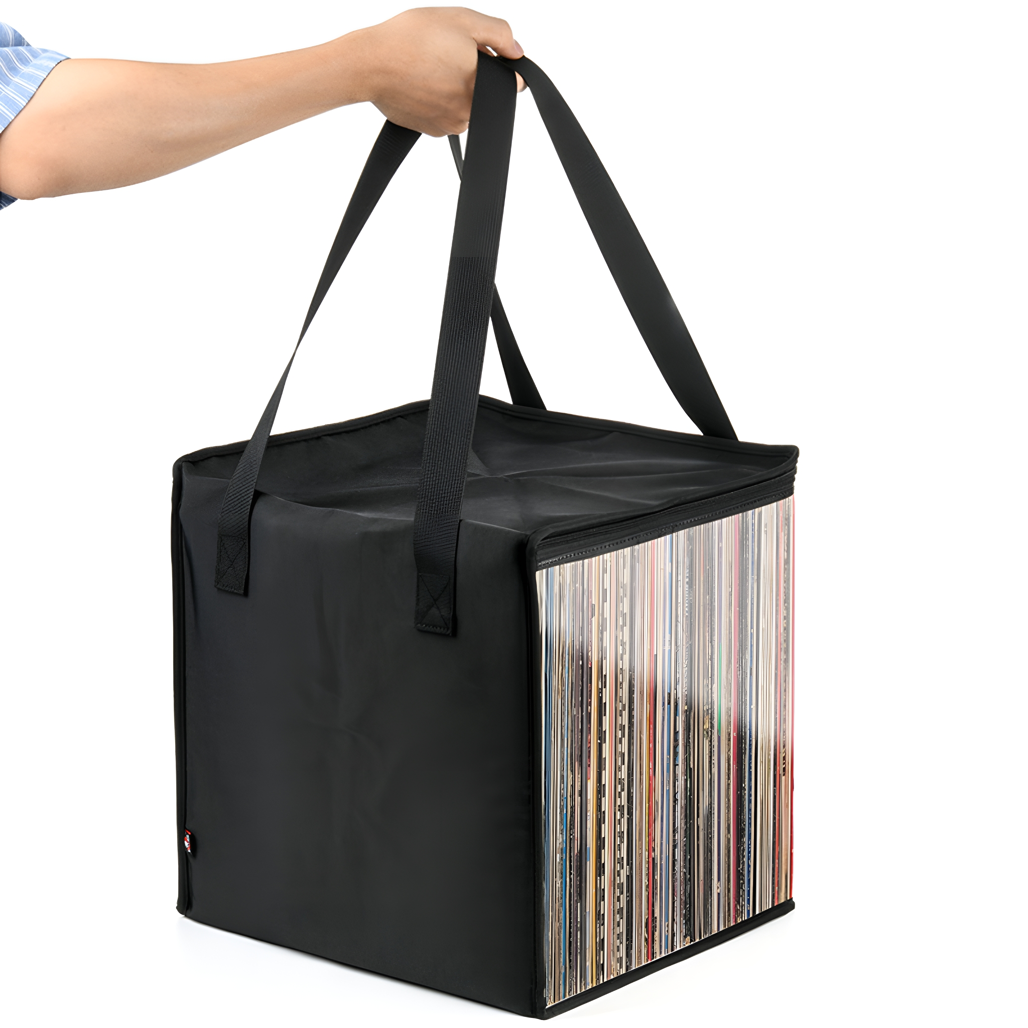 Schwarze quadratische Tasche mit Vinylplatten, die auf einer Seite sichtbar sind, wird von einer Hand gehalten.