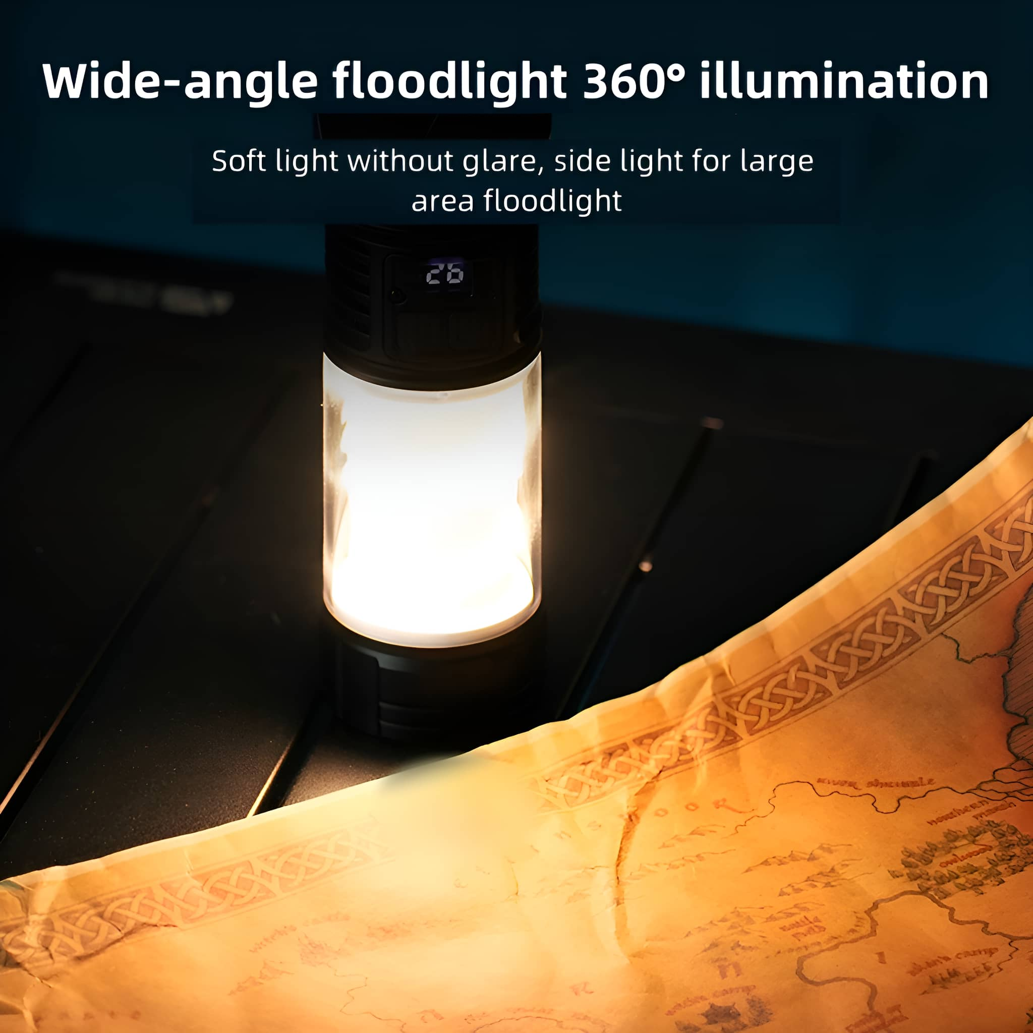 Schwarze Laterne mit hellem Licht, auf einem Tisch mit Karte, mit dunkelblauem Hintergrund.