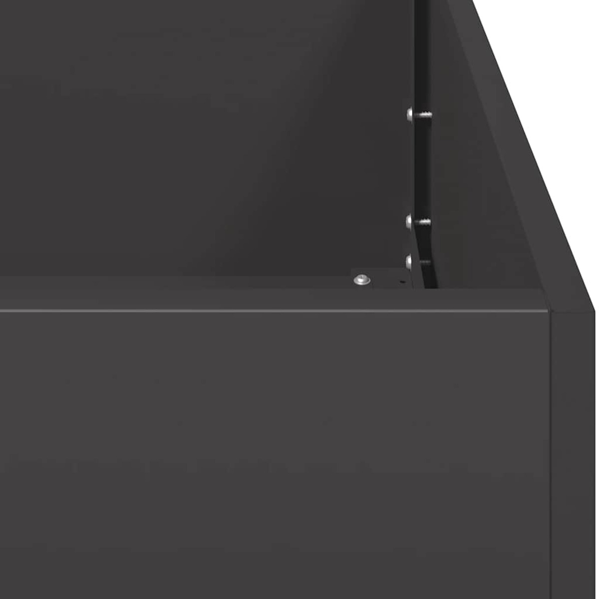 Eine dunkelgraue, rechteckige Box mit sichtbaren Schrauben im Inneren, Nahaufnahme.
