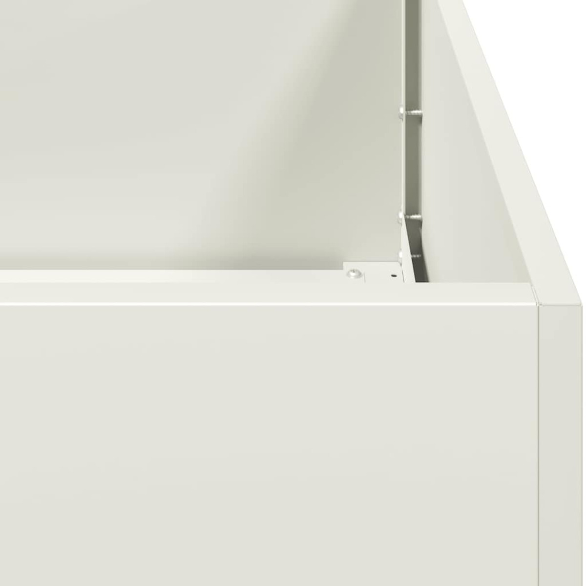 Primo piano di una scatola verniciata di bianco, con viti visibili nell'angolo.