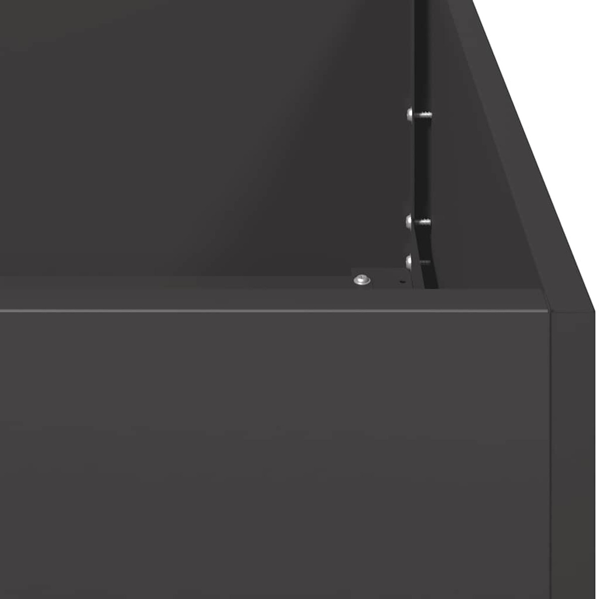 Nahaufnahme einer dunkelgrauen Metallboxkante mit glatter, glänzender Oberfläche.