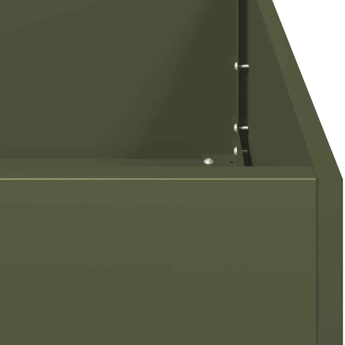 Primo piano di un angolo di scatola di metallo verde scuro. Le viti sono visibili.
