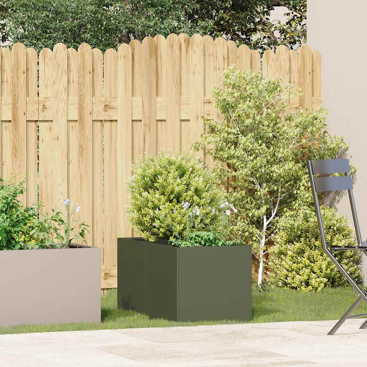 Due fioriere con vegetazione, una sedia e una recinzione in un ambiente da giardino.