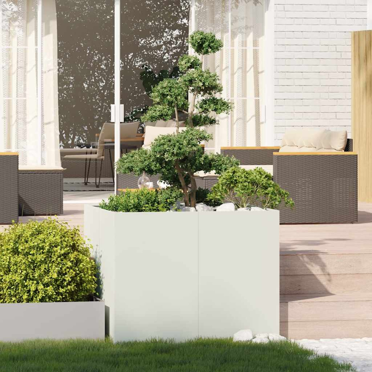 Weißer quadratischer Pflanzkübel mit einem Bonsai-Baum auf einer Holzterrasse.