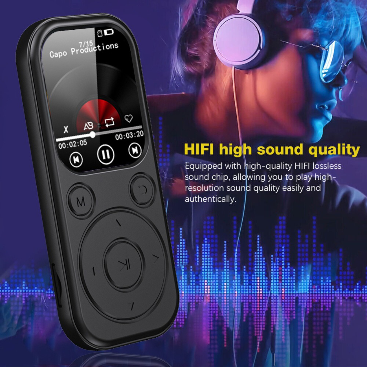 Schwarzer MP3-Player mit Bildschirm und Knöpfen. Im Hintergrund ist eine Frau mit Kopfhörern.