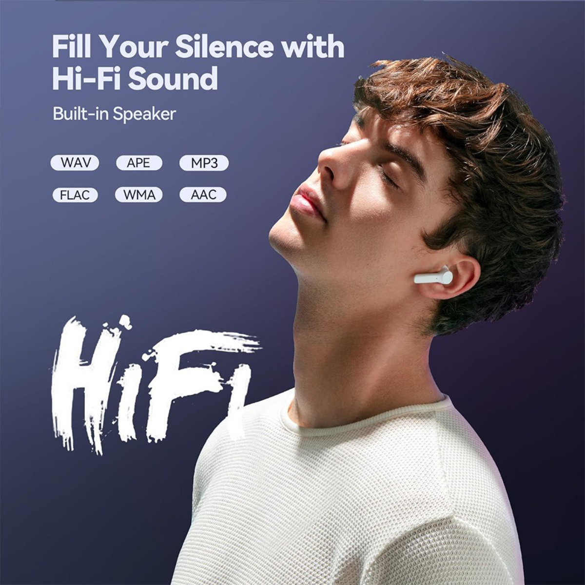 Ein Mann mit weißen Ohrhörern in den Ohren und dem Text „Fill Your Silence with Hi-Fi Sound“.