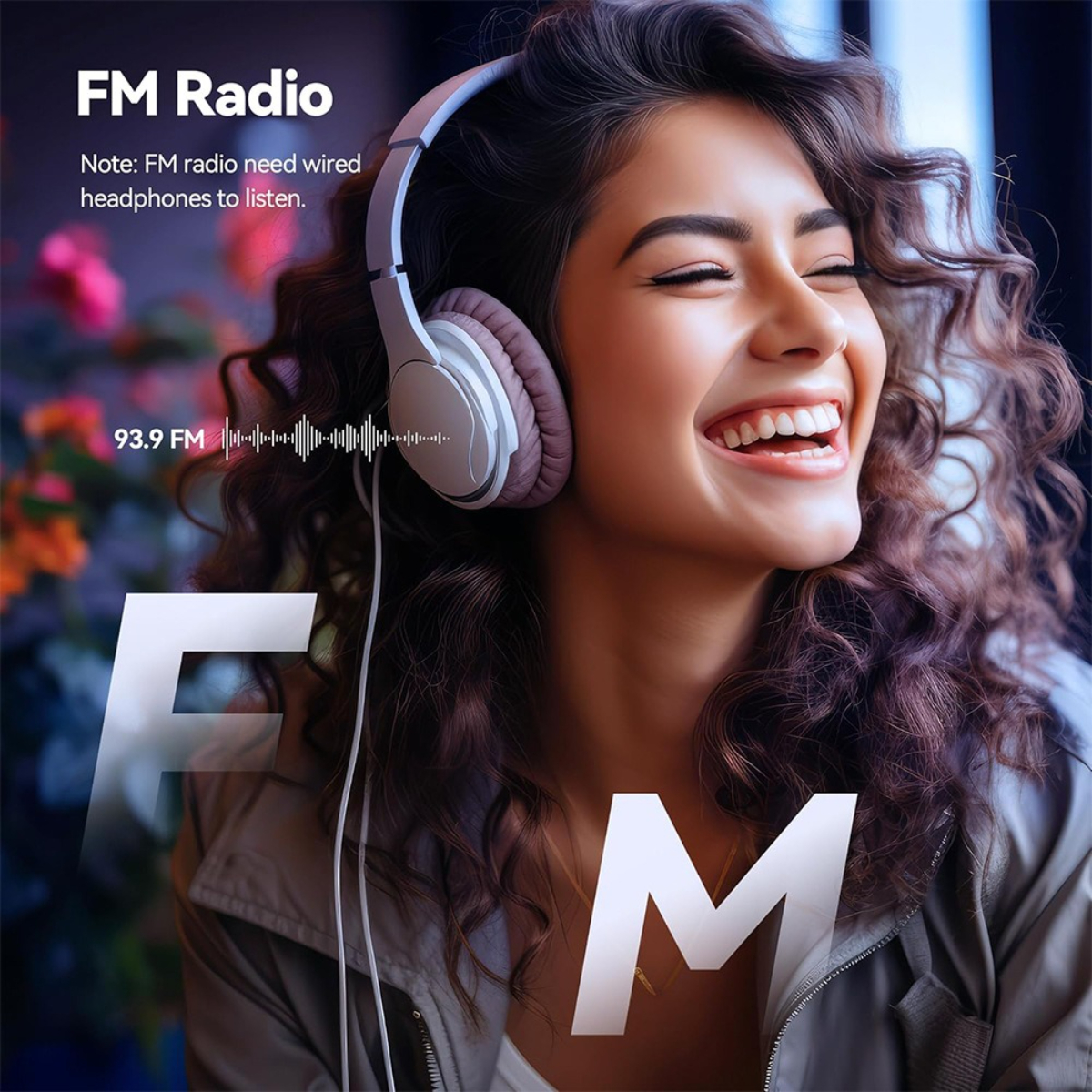 Eine lächelnde Frau mit Kopfhörern, mit dem Text "FM Radio" und einer Funkfrequenzgrafik.