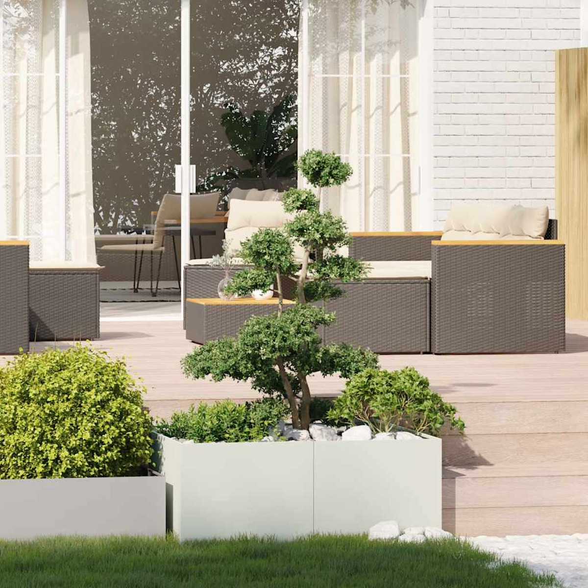 Scena di patio esterno con piccolo albero in fioriere bianche, circondato.