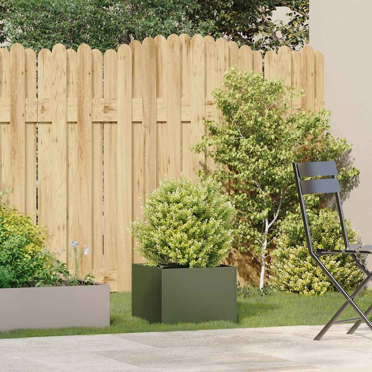 Scena di giardino con una staccionata in legno, piante in vaso e una sedia nera.