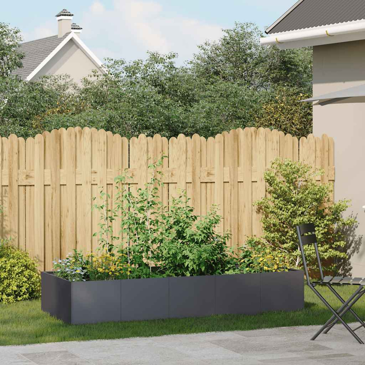 Fioriera con piante, una recinzione in legno e una sedia in una scena di giardino.