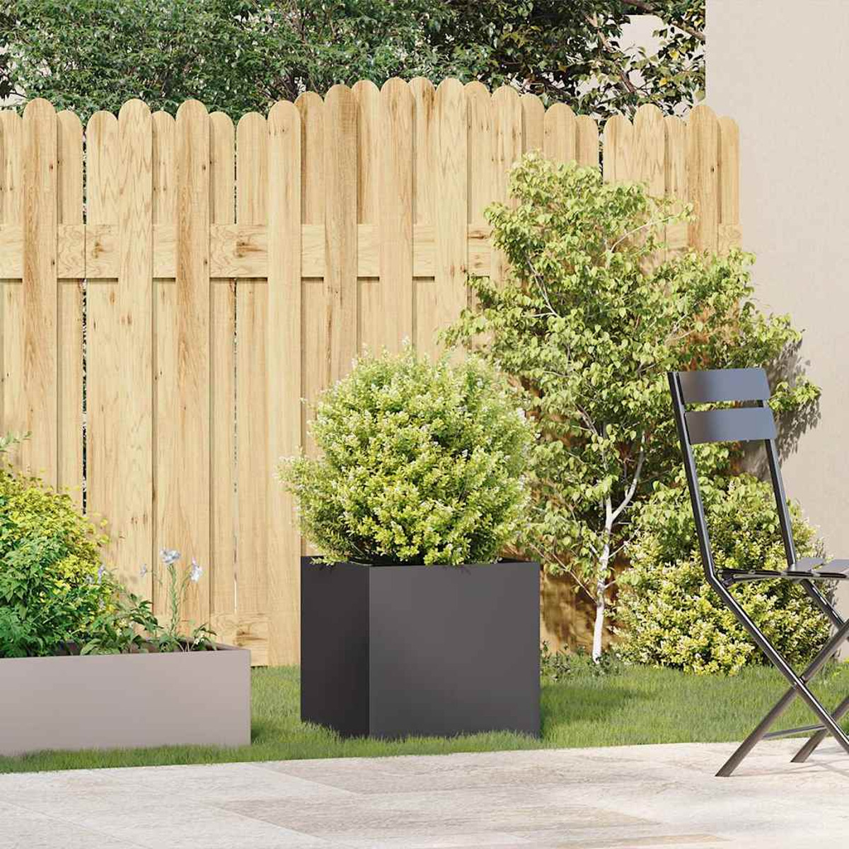 Una scena di giardino con piante in vaso e una recinzione di legno su sfondo bianco.
