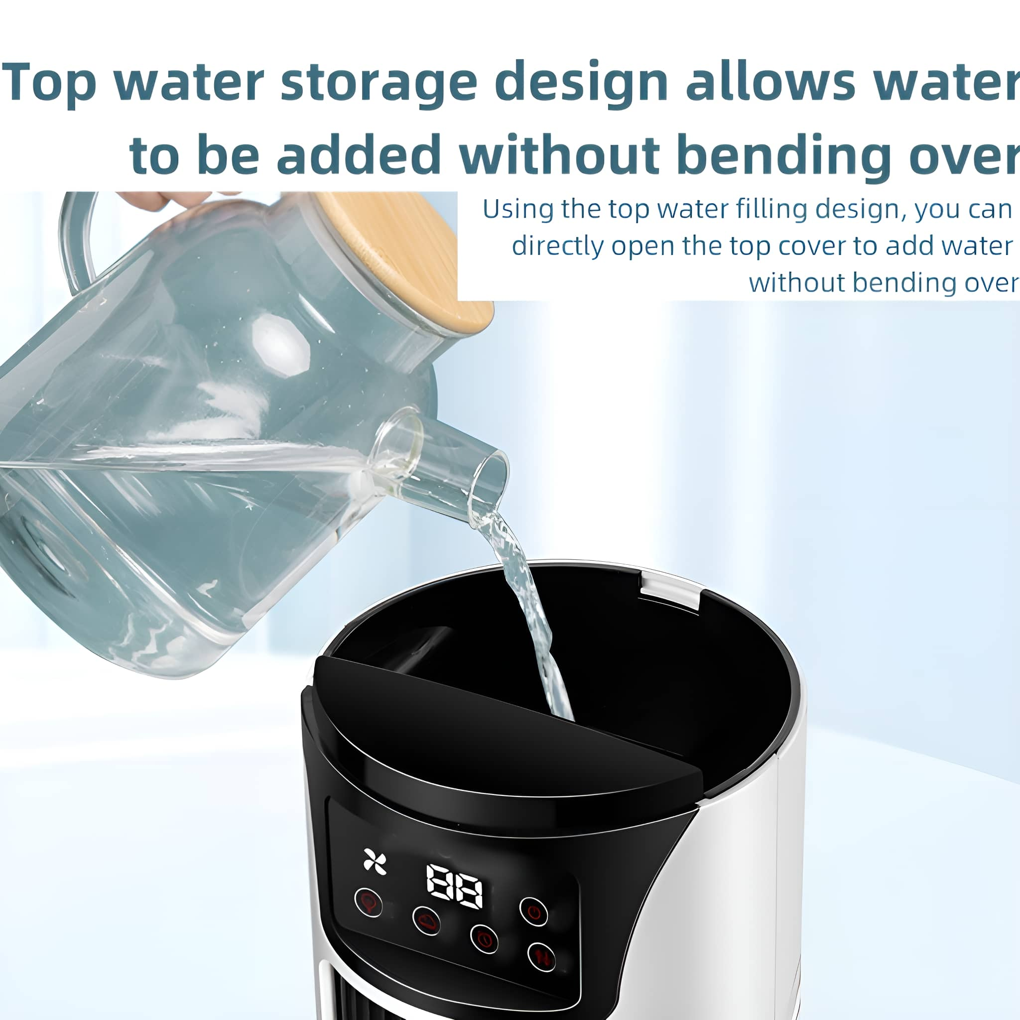 Ein Krug gießt Wasser in einen weiß-schwarzen Luftreiniger, mit Text-Overlay.