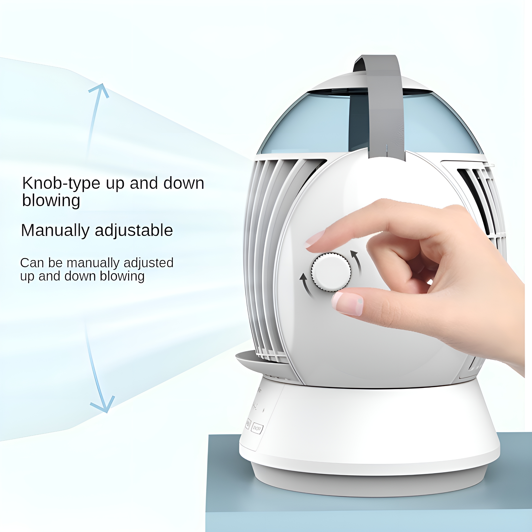Ein weiß-blauer Ventilator. Eine Hand stellt einen Knopf am Ventilator ein.