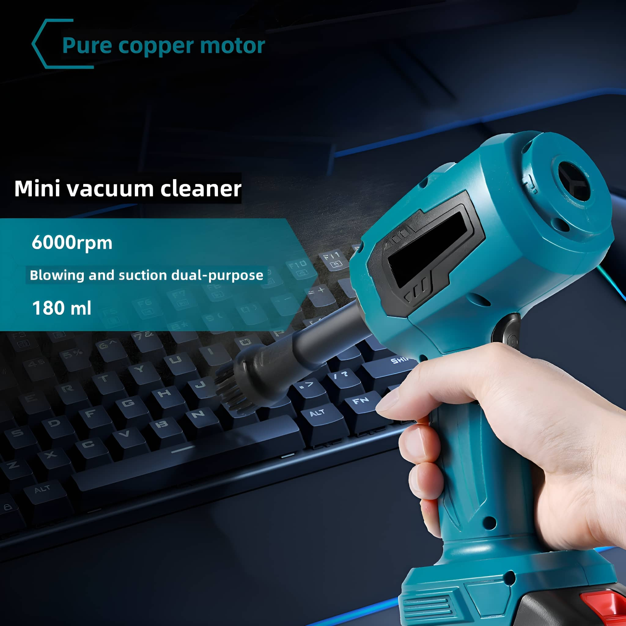 Ein türkisfarbener Mini-Staubsauger wird über einer Tastatur gehalten. Der Hintergrund ist ein Schreibtisch.