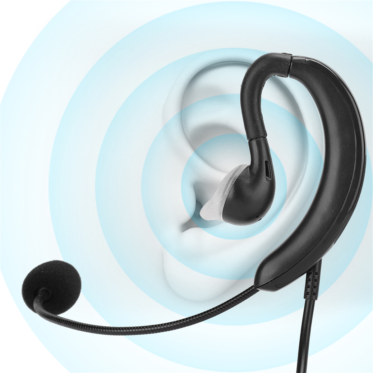 Ein schwarzes Headset mit Mikrofon, Ohr gegen eine verschwommene Ohrkontur.