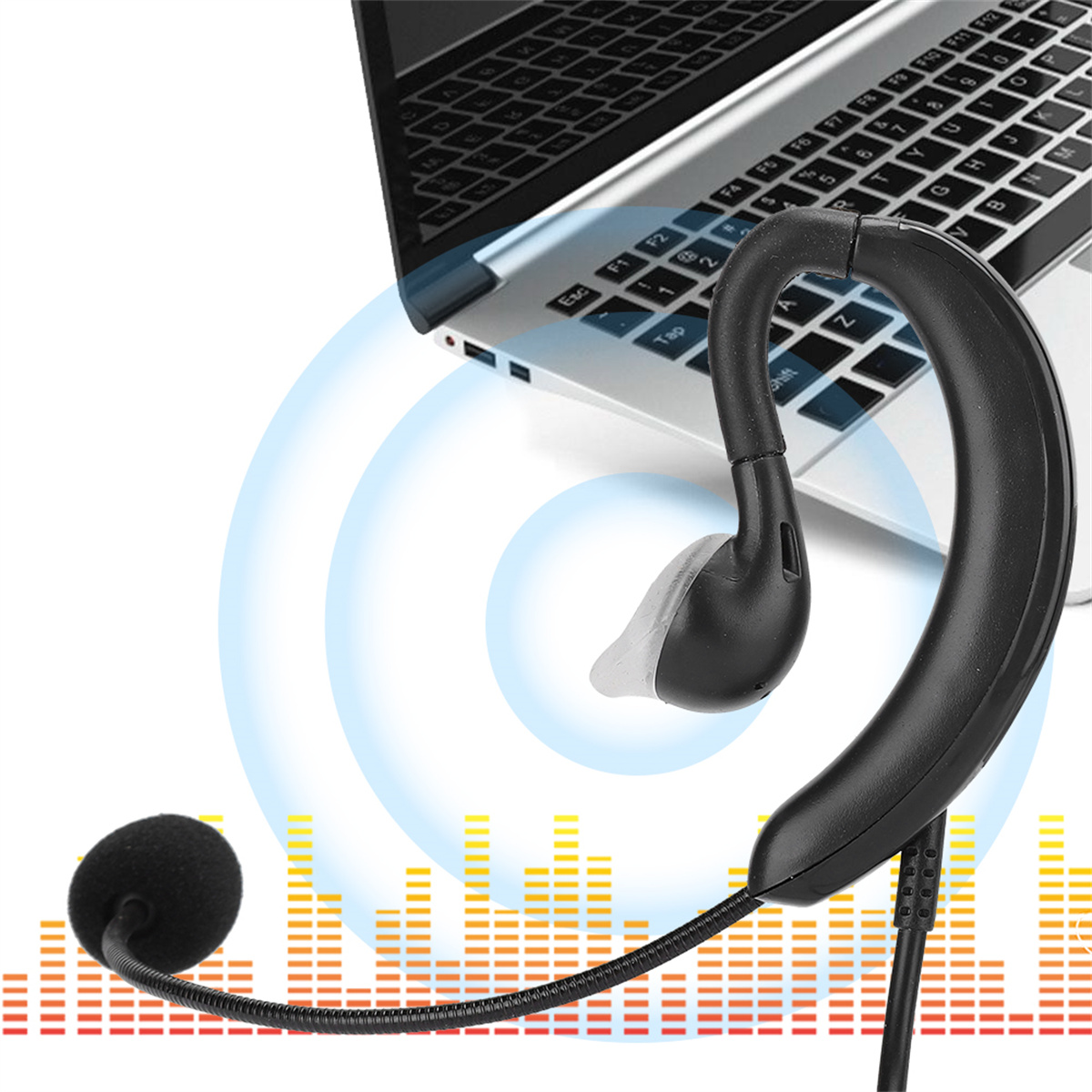 Ein schwarzes Headset mit Mikrofon ist mit einem Laptop verbunden. Schallwellen werden um das Headset visualisiert.