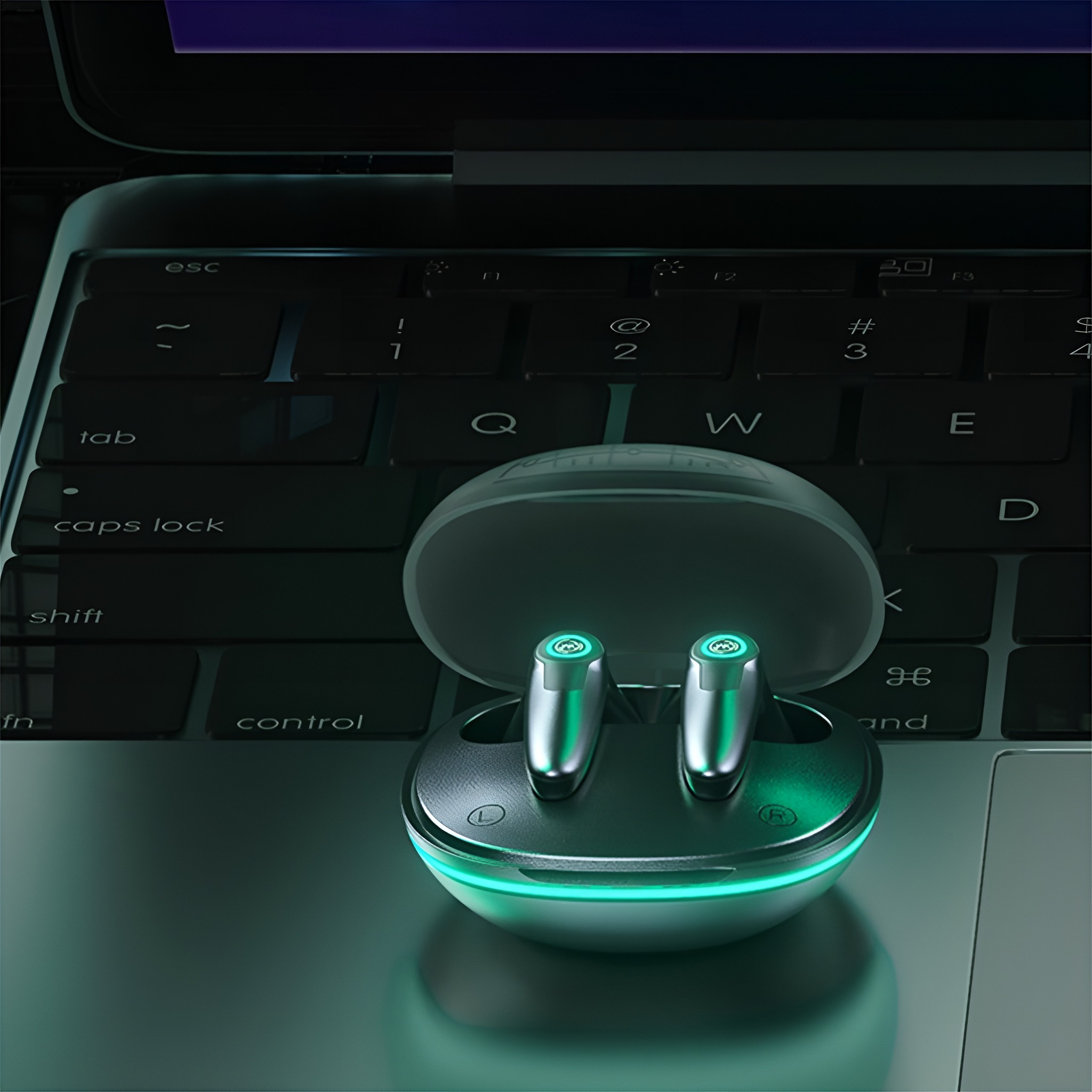 Ohrhörer in einem Ladecase auf einer Laptop-Tastatur. Hintergrund: dunkel.