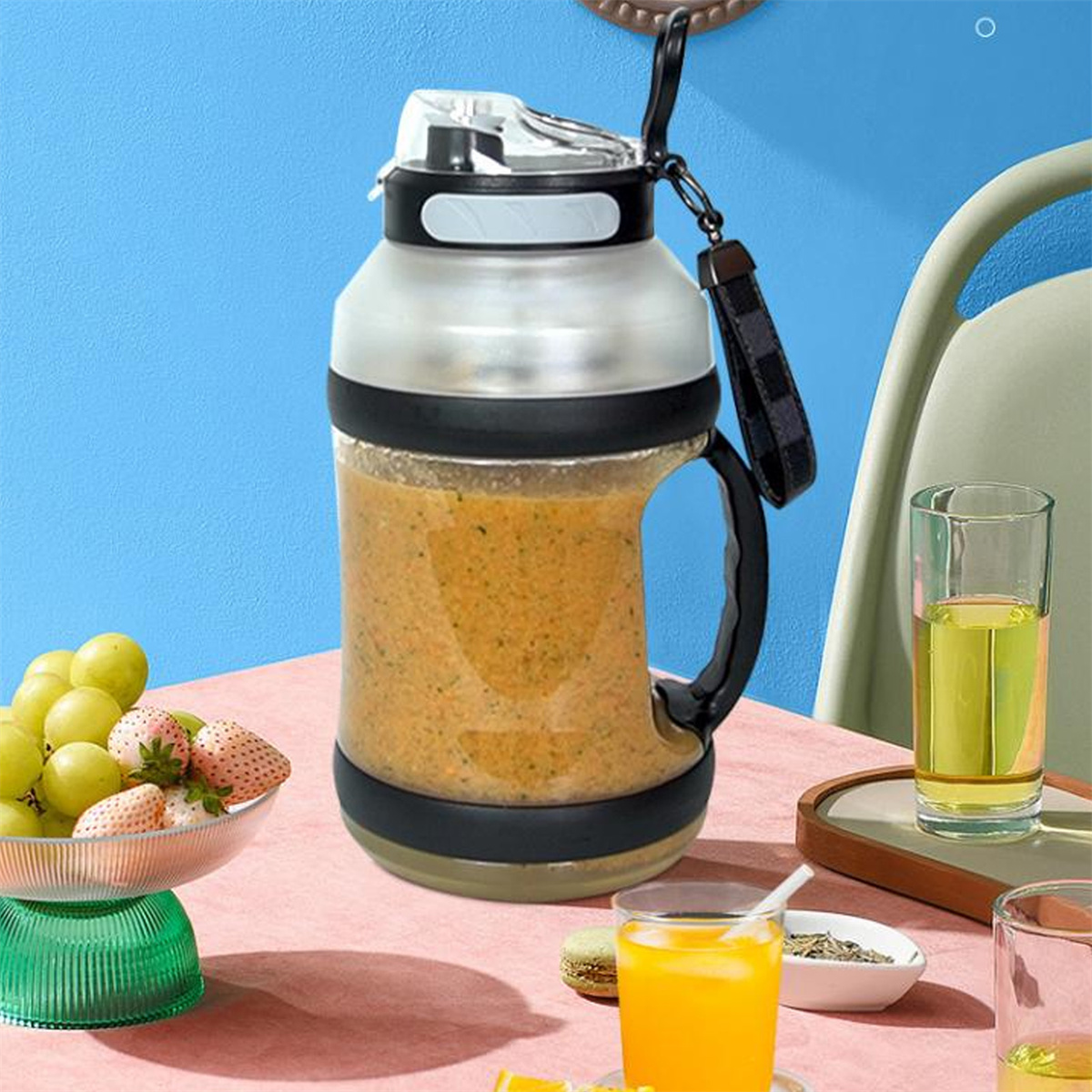 Eine große Wasserflasche mit Saft und Früchten auf einem Tisch. Hintergrund zeigt einen Stuhl und eine blaue Wand.