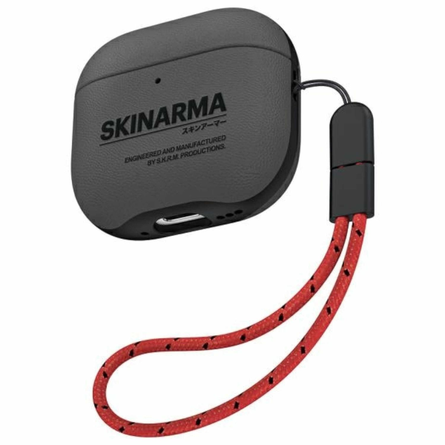 Schwarzes Kopfhörer-Etui mit rot-schwarzem Riemen. Text auf dem Etui: SKINARMA.