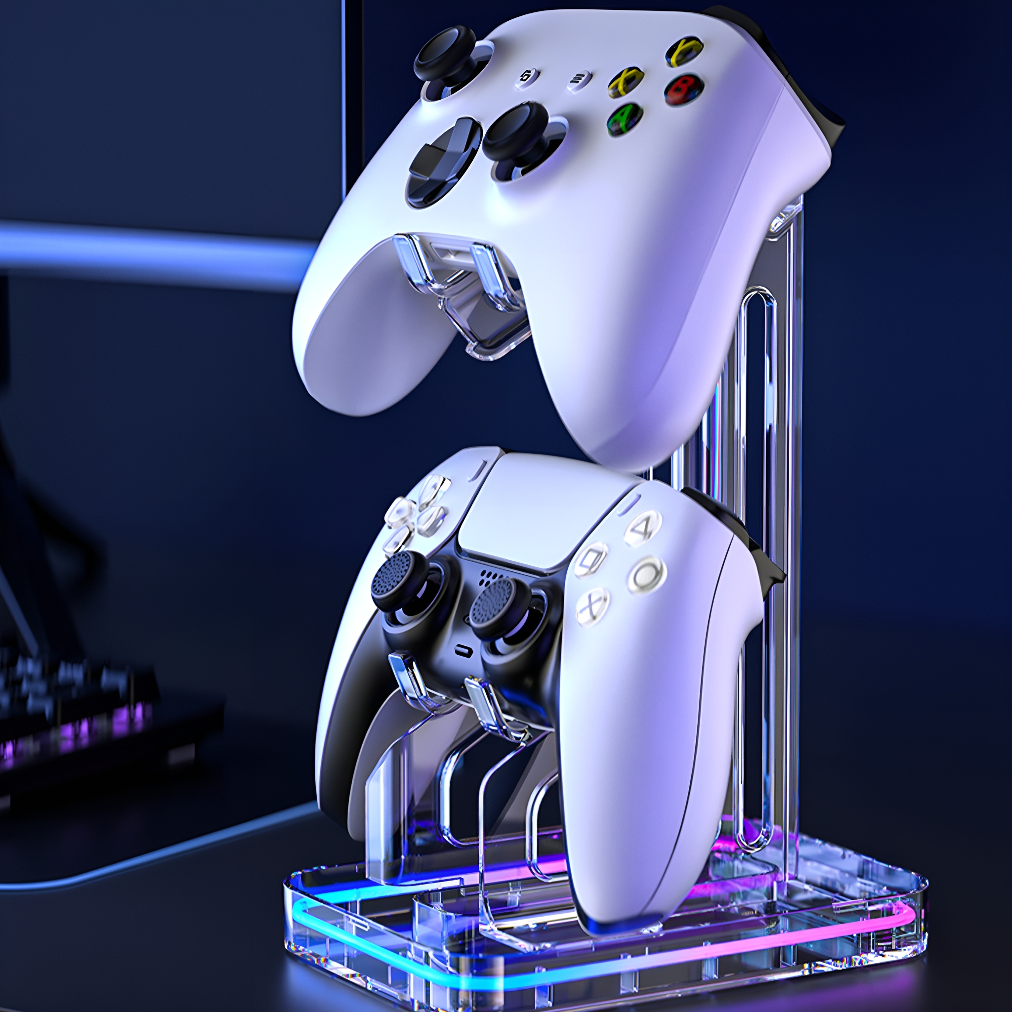 Zwei Gamecontroller stehen auf einem durchsichtigen Ständer. Einer ist weiß, der andere schwarz, beide für Playstation und Xbox.