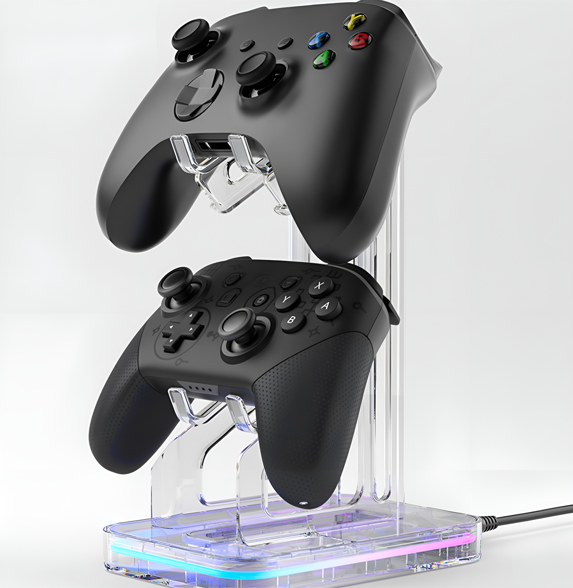 Zwei schwarze Gamecontroller auf einem transparenten Ständer mit farbenfroher LED-Basis.