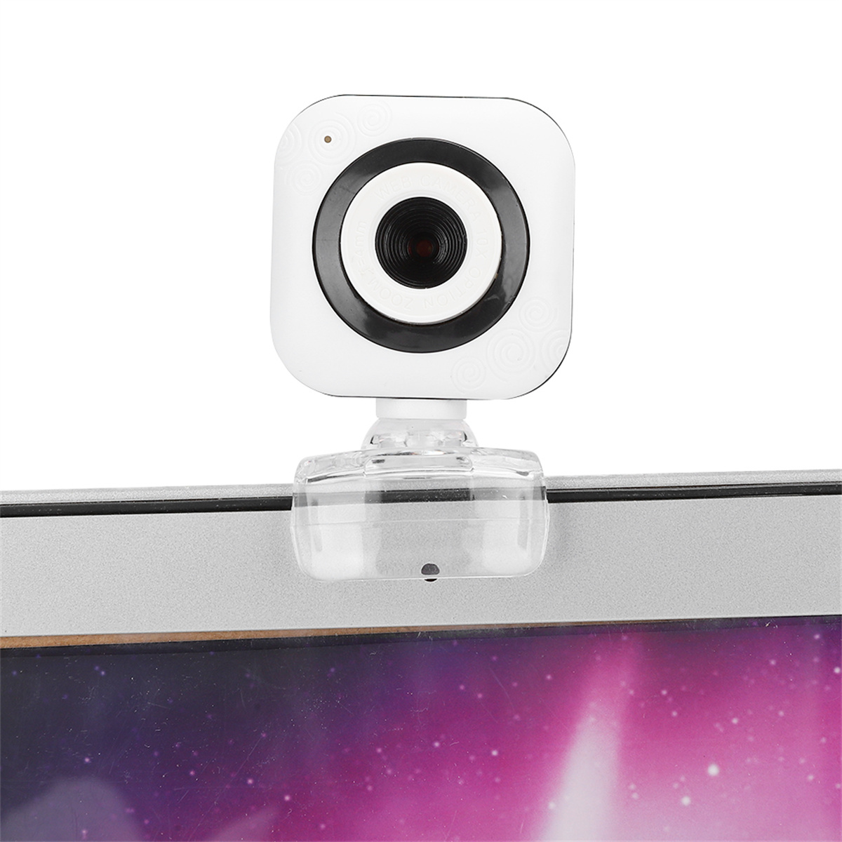 Weiße Webcam auf Laptop-Bildschirm. Webcam ist quadratisch, klarer Sockel. Weißer Hintergrund.
