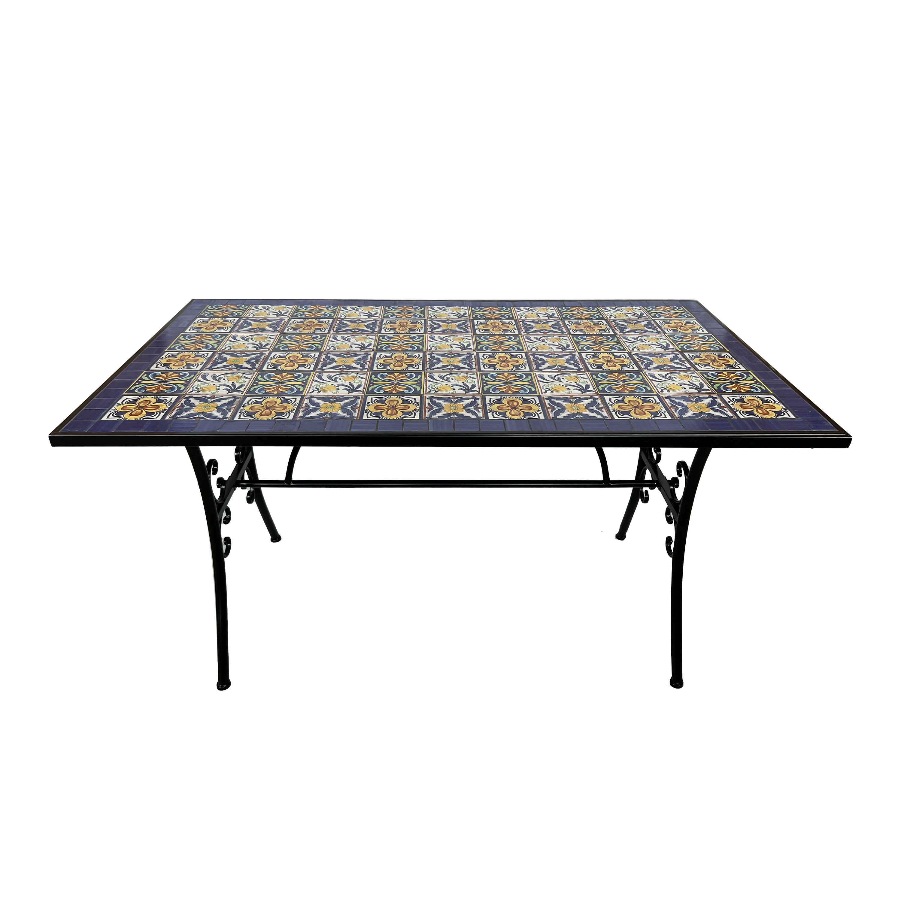 Ein großer quadratischer Tisch mit einer blau-gelb gefliesten Platte und schwarzen Schmiedeeisenbeinen.