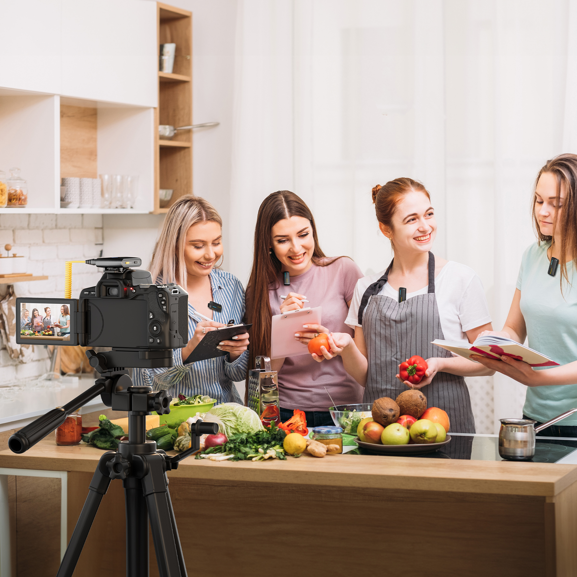Vier vrouwen filmen in een keuken met een camera en microfoons.