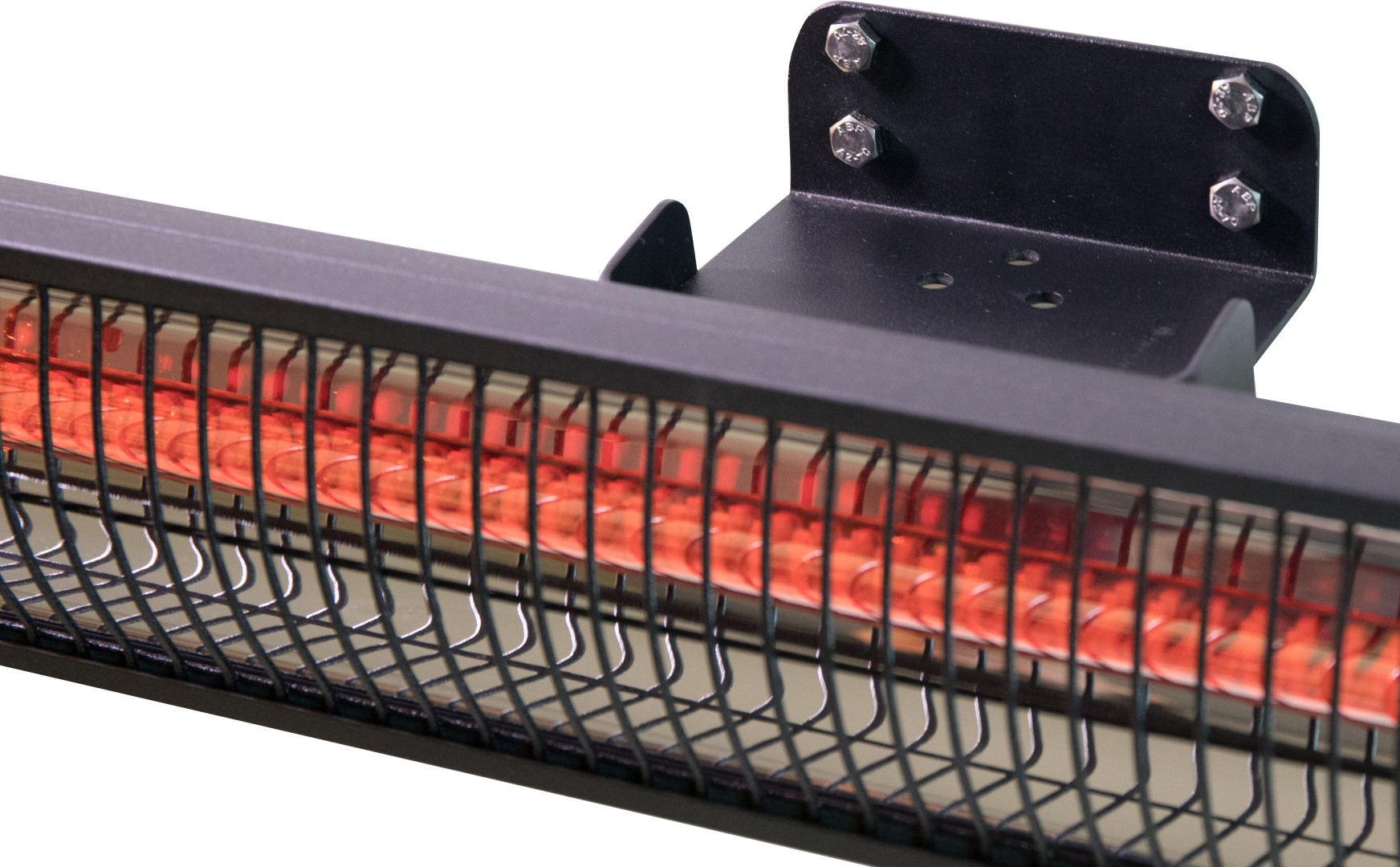 Een aan de muur gemonteerde infraroodverwarming, met het verwarmingselement en het beschermrooster.