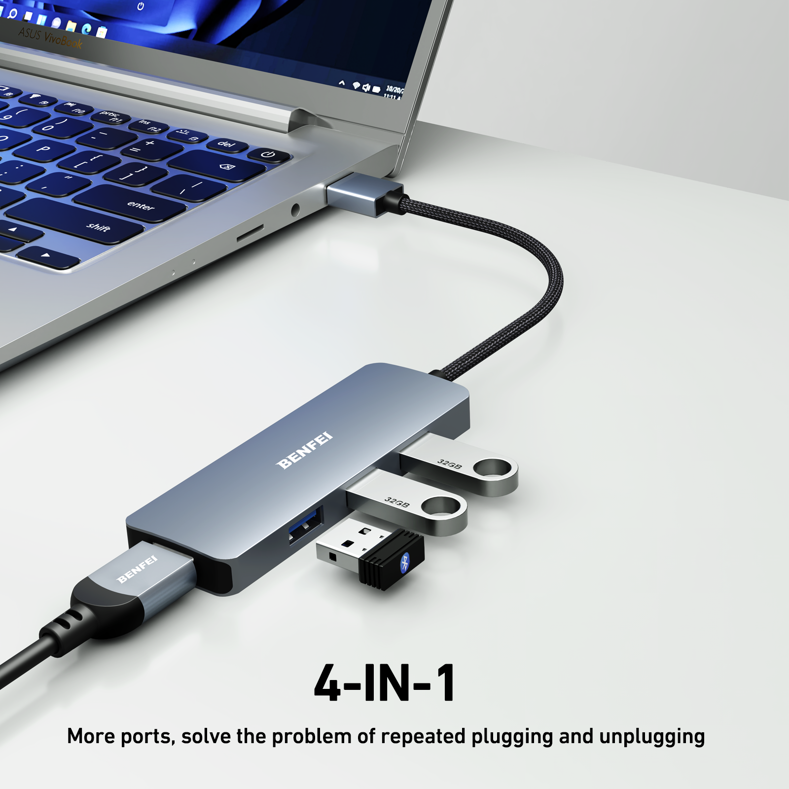 Laptop mit angeschlossenem USB-Hub. Hub hat mehrere Anschlüsse, USB-Laufwerke eingesteckt.