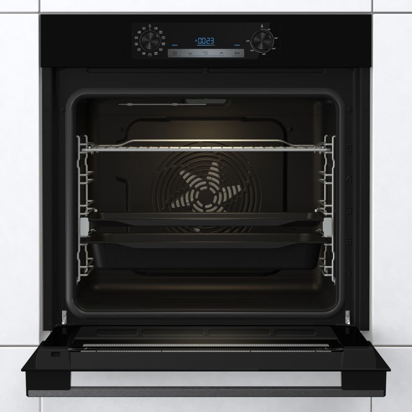 Interno forno nero aperto con vassoi e griglie; sfondo piastrellato bianco.