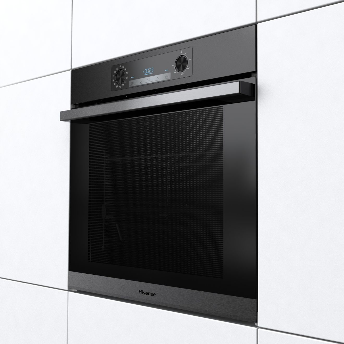 Un forno Hisense nero integrato in un mobile da cucina bianco. La porta del forno è chiusa.