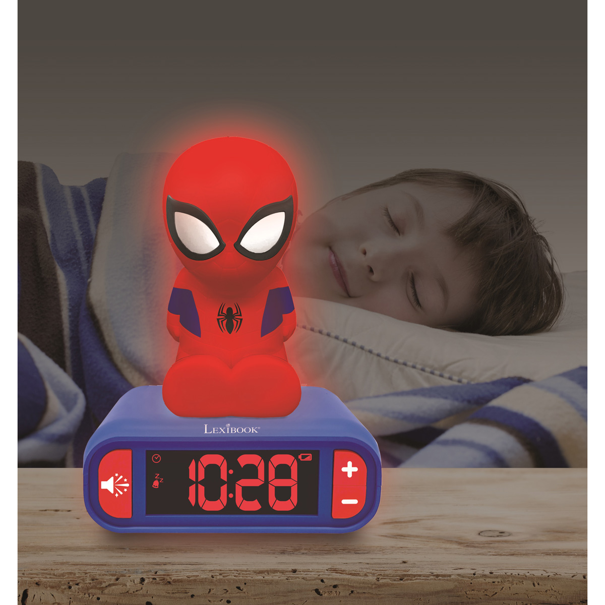 Reloj despertador de Spider-Man en una mesita de noche, con un niño durmiendo en el fondo.