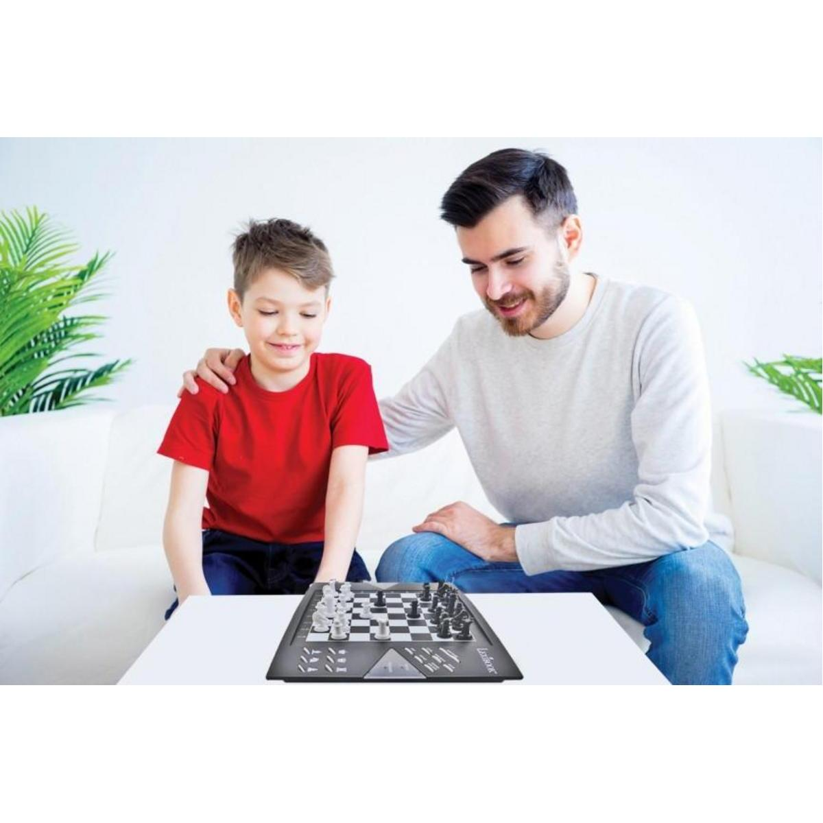 Padre e hijo jugando al ajedrez. Tablero de ajedrez en mesa blanca. Sofá blanco al fondo.