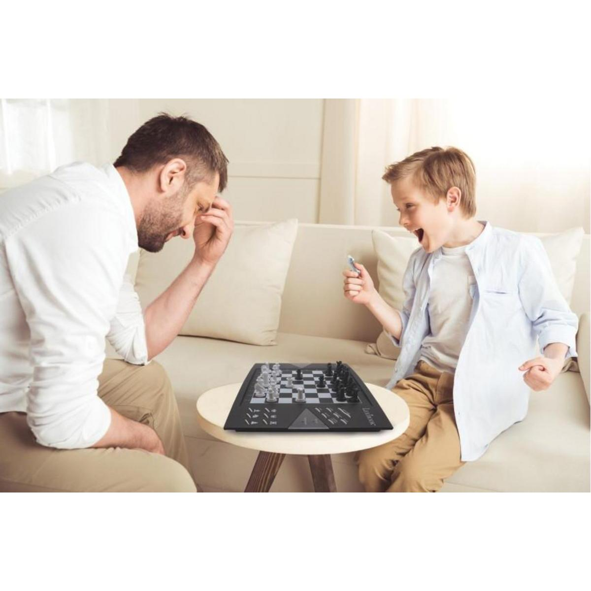 Padre e hijo jugando al ajedrez. Uno mira al tablero, el otro está emocionado y animando.