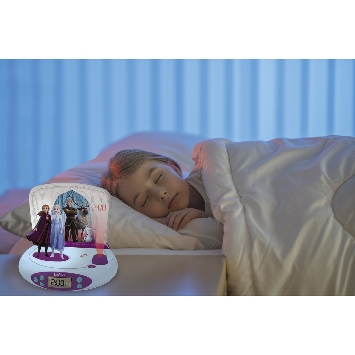 Una niña duerme junto a un despertador temático de Frozen, con figuras de personajes.