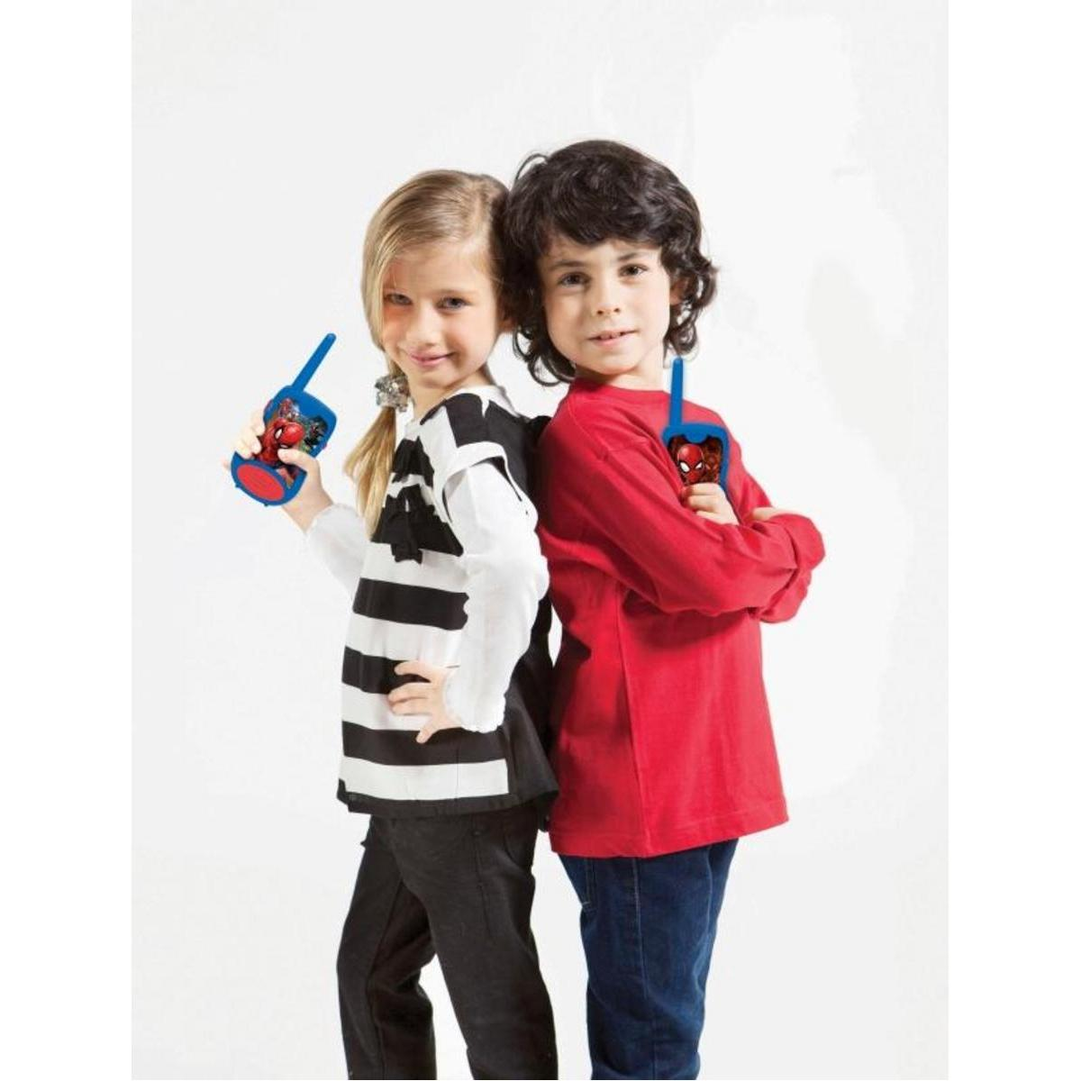 Dos niños espalda con espalda, sosteniendo walkie-talkies de Spider-Man. Niña a rayas, niño de rojo.