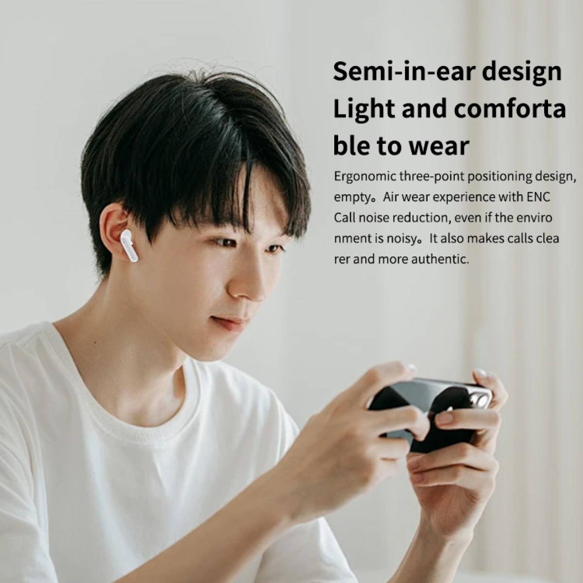 Mężczyzna ze słuchawkami grający na telefonie, z tekstem opisującym konstrukcję pół-douszną.