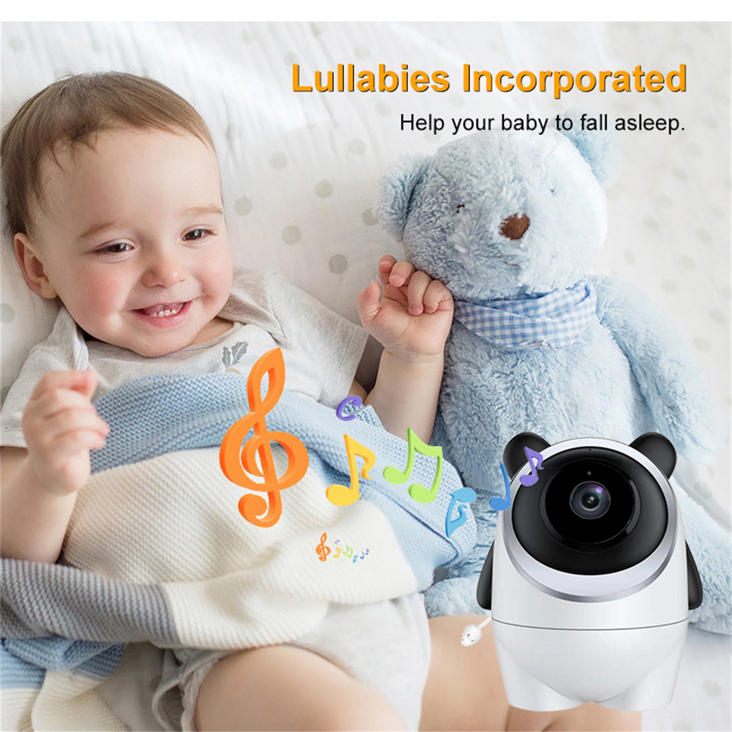 Lächelndes Baby mit Teddybär und Babyphone mit Noten, in einem Bett.