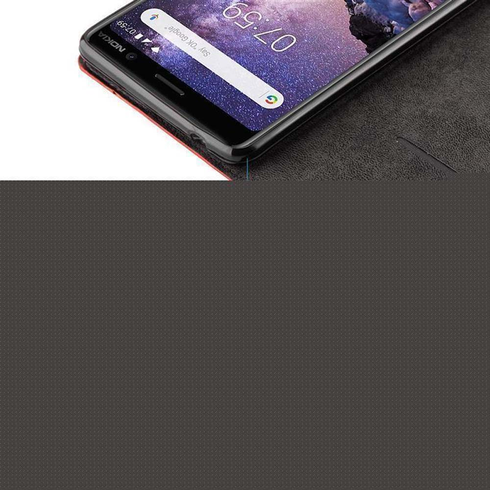 Schwarzes Telefon in einer Hülle, mit Uhrzeit, auf dunklem Hintergrund. Nokia-Marke sichtbar.