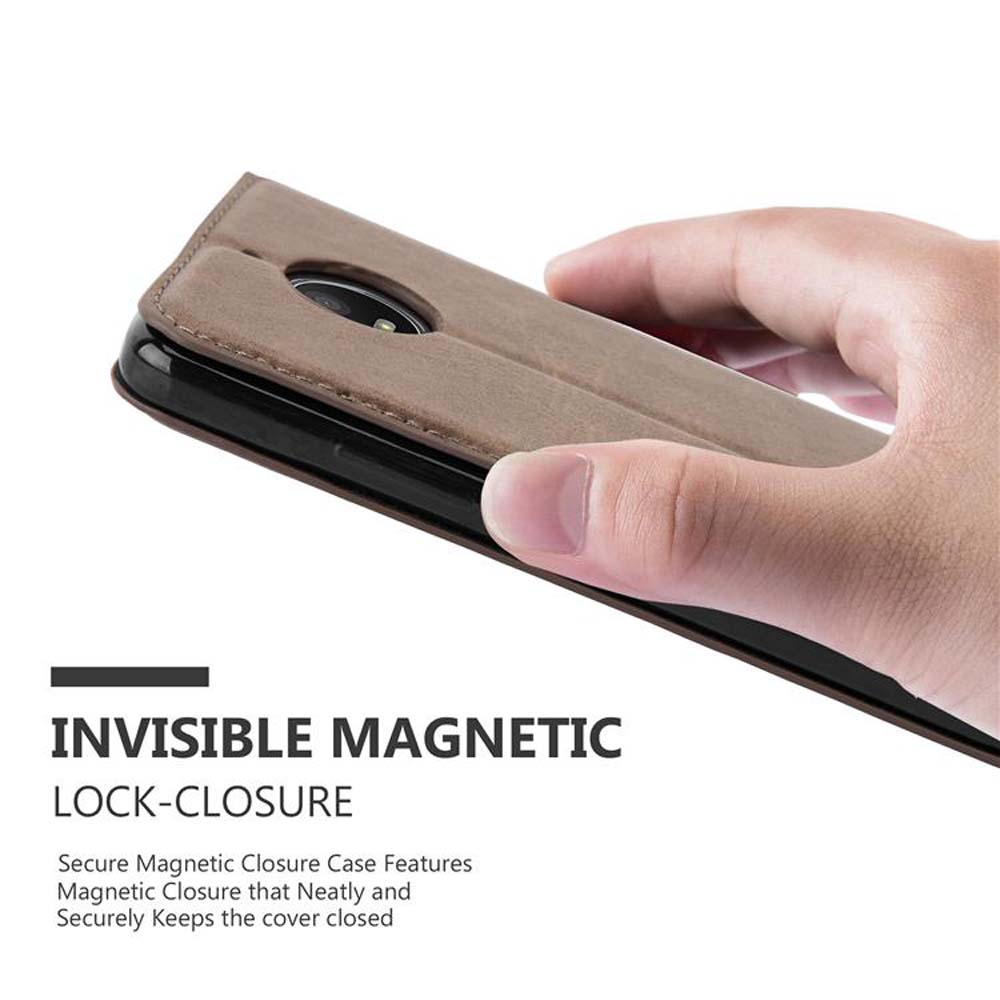 Eine Hand, die eine braune Handyhülle hält, mit dem Telefon darin.